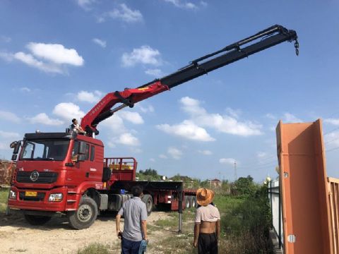 點擊查看詳細信息<br>標題：30噸折臂吊 閱讀次數(shù)：2987
